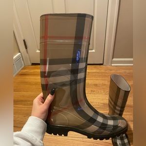 Burberry Rain boots size 7 excellent condition